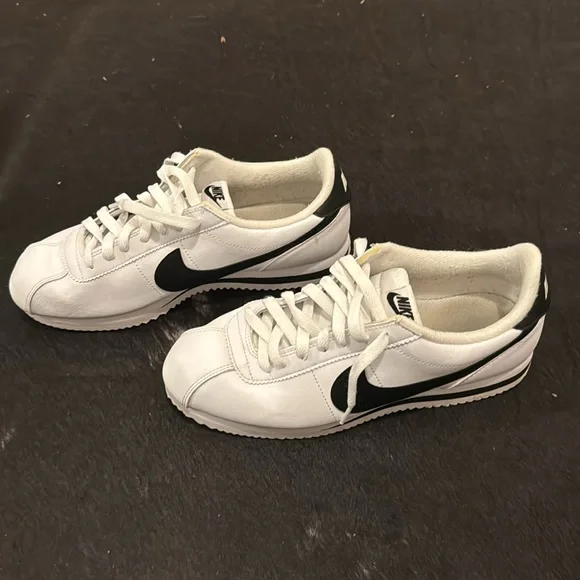 Nike Cortez Black and White leather. Men's 8; Women's 9.5. EUC - Picture 5 of 10